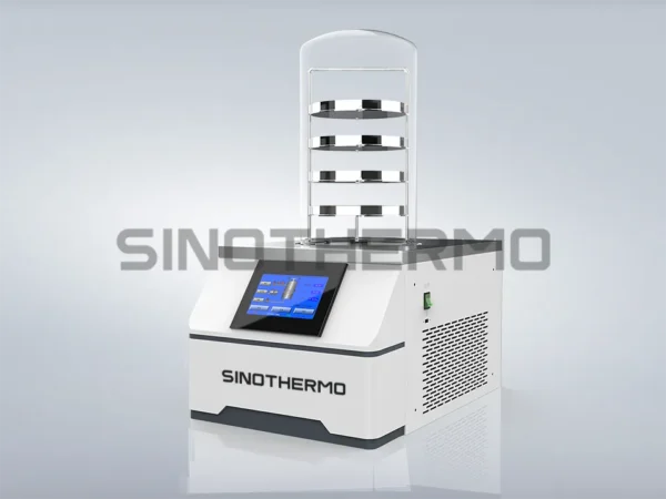 Liofilizzatore da banco SINOTHERMO - unità compatta e programmabile con pannello di controllo touchscreen per una liofilizzazione efficiente in laboratorio.